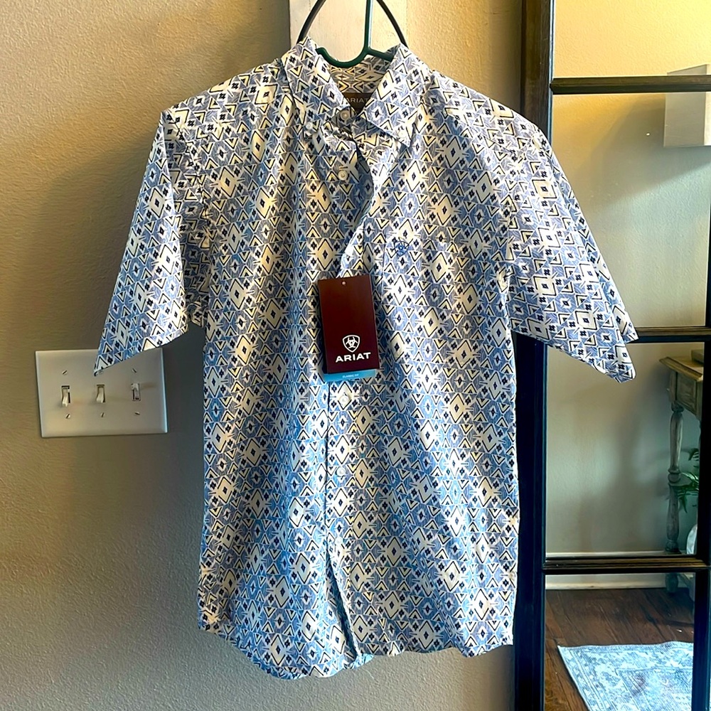 Ariat short sleeve button up collard shirt. Mens XS.
New with tags.